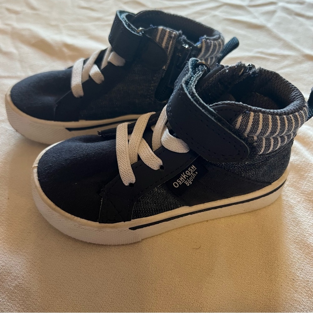 Oshkosh inner zipper elastic shoe lace boys shoes. Size 6